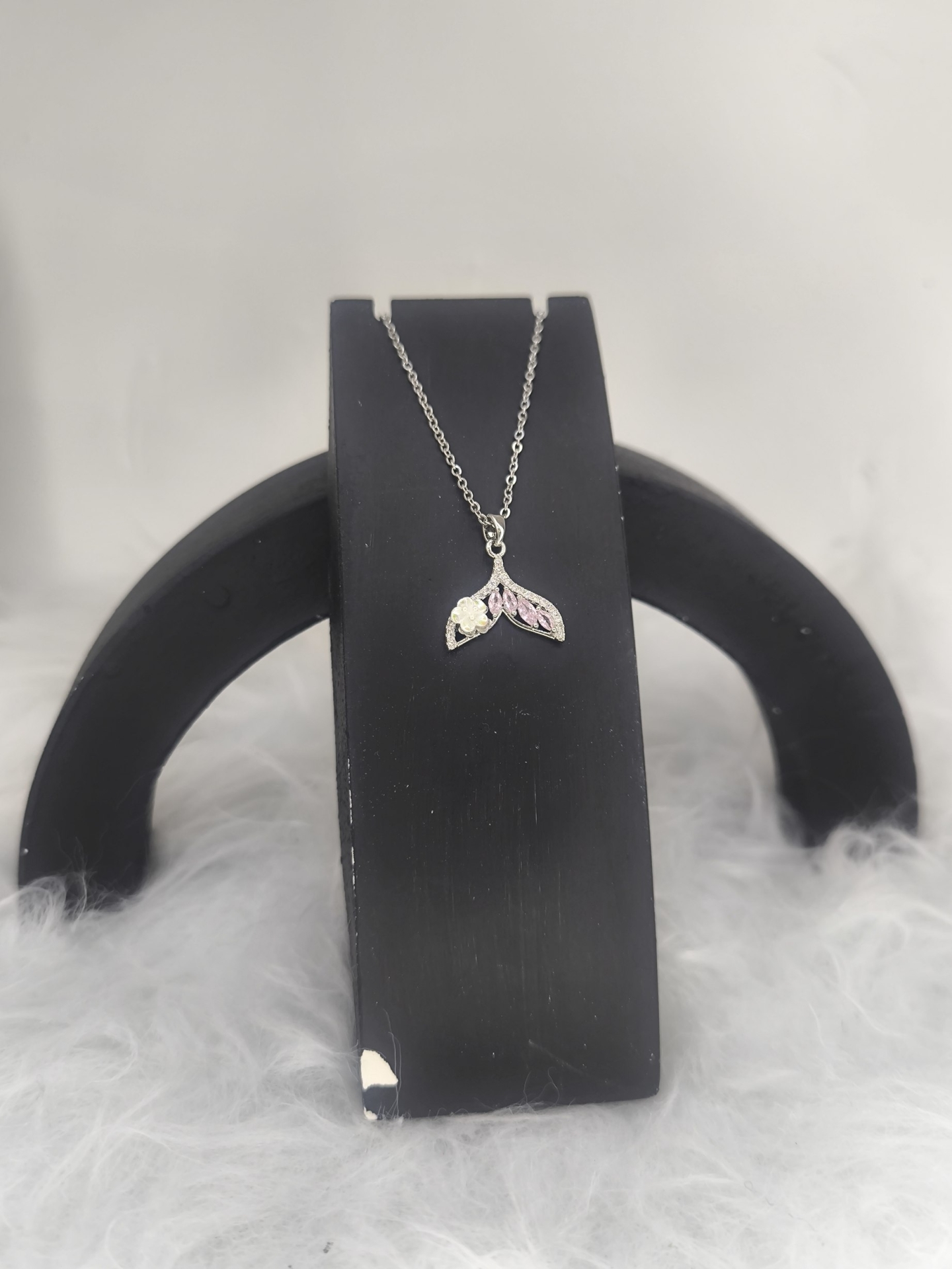  گردنبند جواهری طرح دم وال 