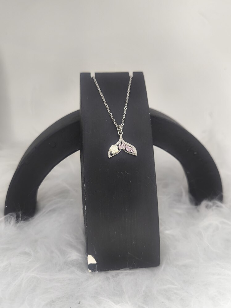 گردنبند جواهری طرح دم وال