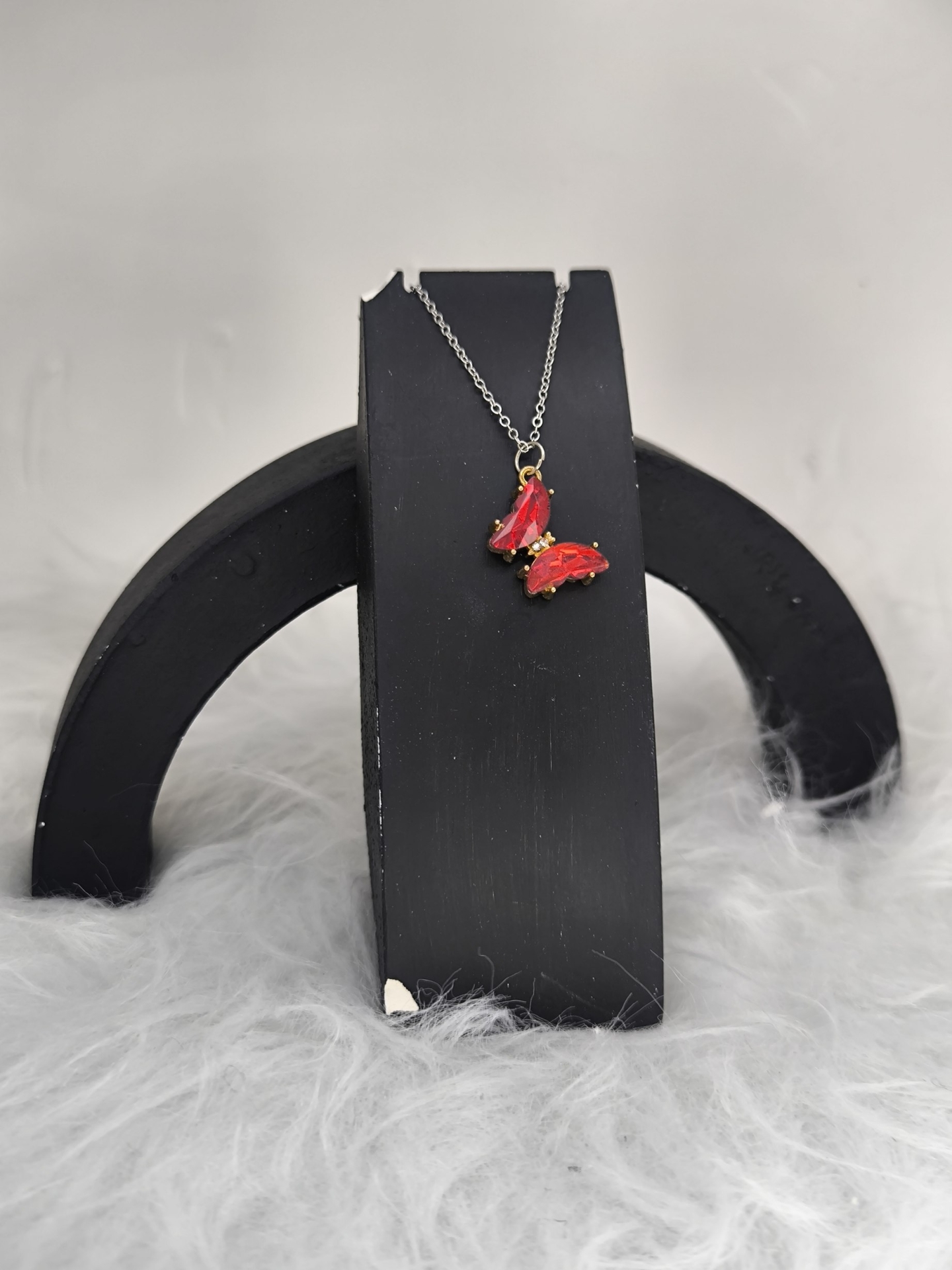  گردنبند پروانه قرمز 
