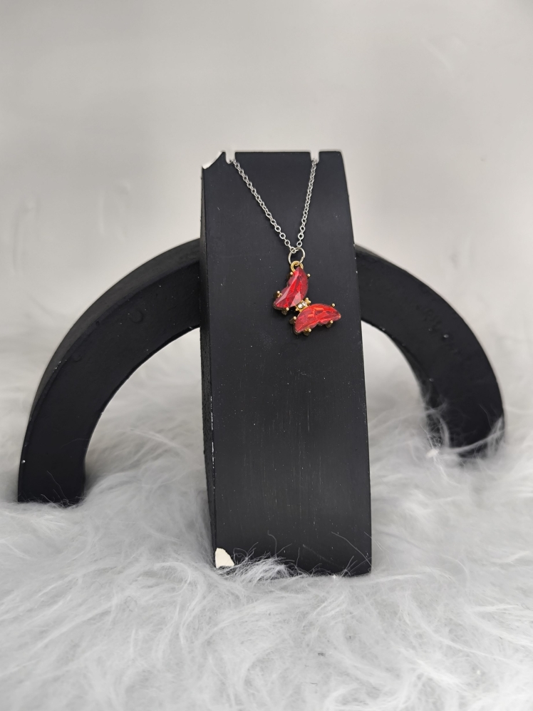گردنبند پروانه قرمز